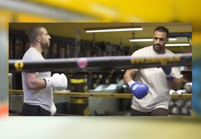 Video: Badr Hari en Gökhan Saki knokken er op los bij Mike's Gym
