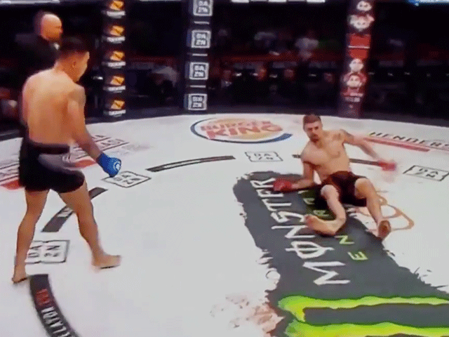 MMA-vechter breekt arm en been in gevecht maar wint (video)