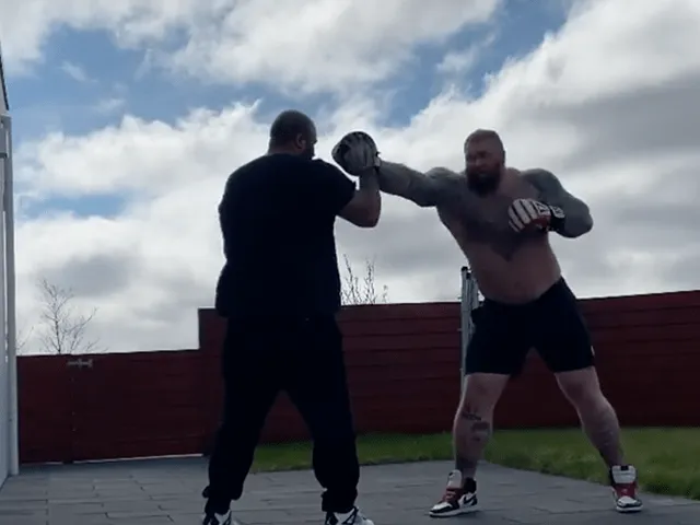 ? | Sterkste man ter wereld zet babystapjes in de bokswereld