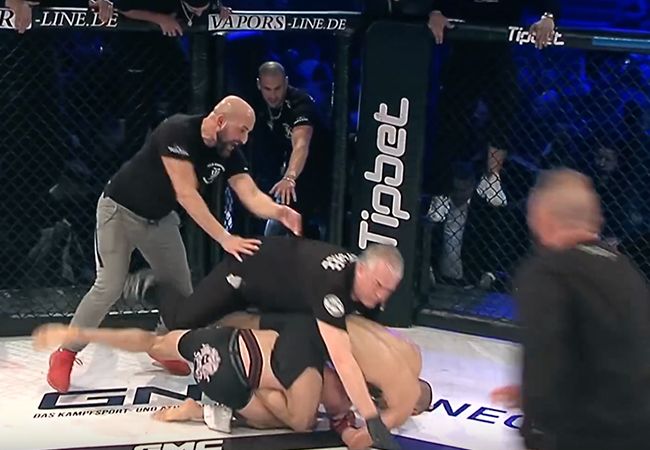 MMA-coach gooit handdoek in de ring: 'publiek ontploft' (video)