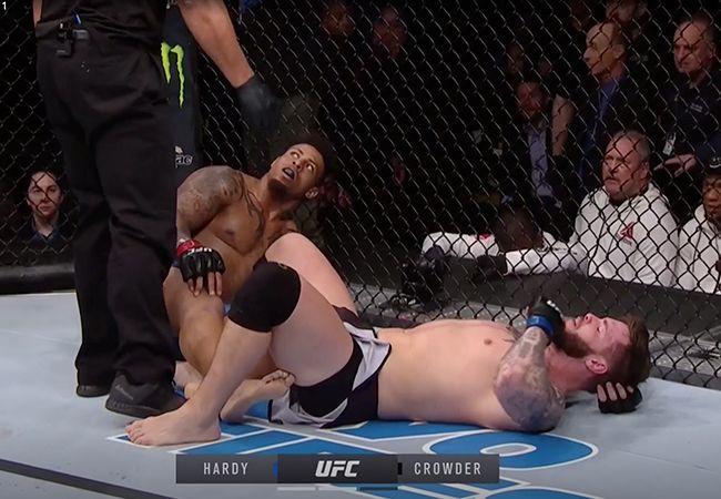 Zieke actie: Greg Hardy's UFC-debuut had niet veel slechter kunnen aflopen