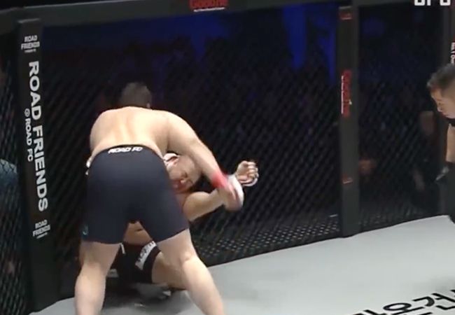 VIDEO: MMA vechter knock-out geslagen na vals gezongen opkomst lied