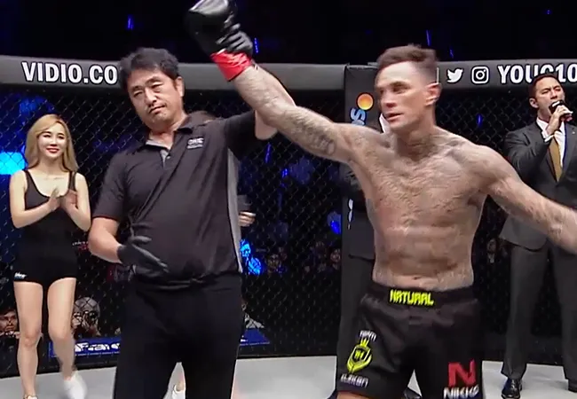 Debuut Nieky Holzken bij ONE Championship eindigt in knock-out winst