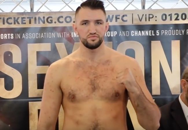 Hughie Fury verslaat Sam Sexton door knock-out en pakt zwaargewicht titel