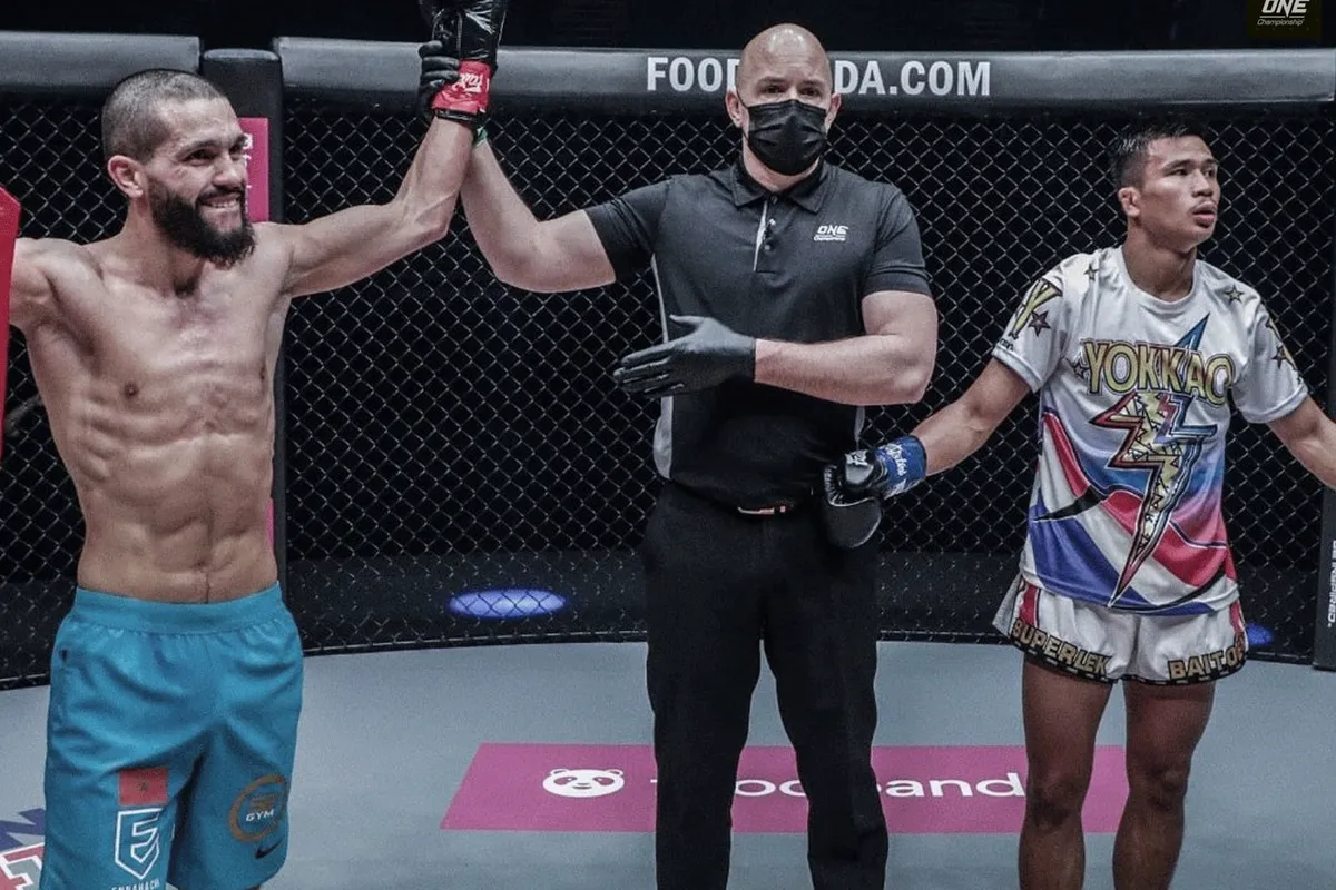 Boze kickboks fans steunen verslagen vechter, beslissing onterecht?