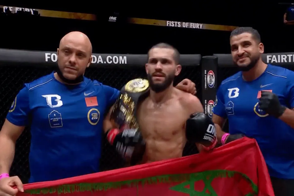 Beladen strijd: Ilias Ennahachi behoudt ONE wereldtitel in Singapore