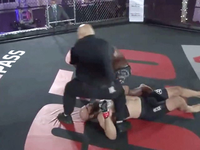 VIDEO: MMA-vechter hamert tegenstander bruut knock-out