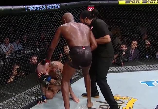 UFC 235: Jon Jones pakt titel ondanks illegale actie (video)