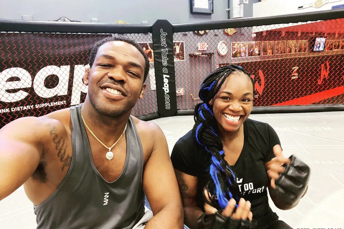 UFC Kampioen Jon Jones geeft topbokser Claressa Shields stevig lesje in MMA-vechten