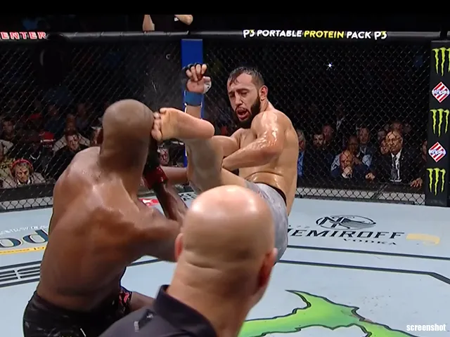 ? | BOOS: UFC fans kwaad om rare uitslag Jones vs. Reyes