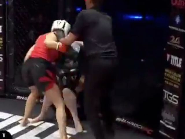 UFC-kampioen Jon Jones knijpt fan bewusteloos (VIDEO)