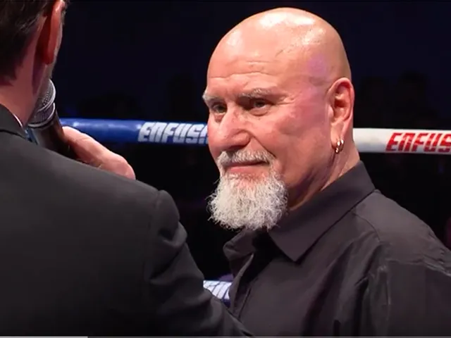 BIKKELHARD: Kickboks scheids krijgt levertrap (video)