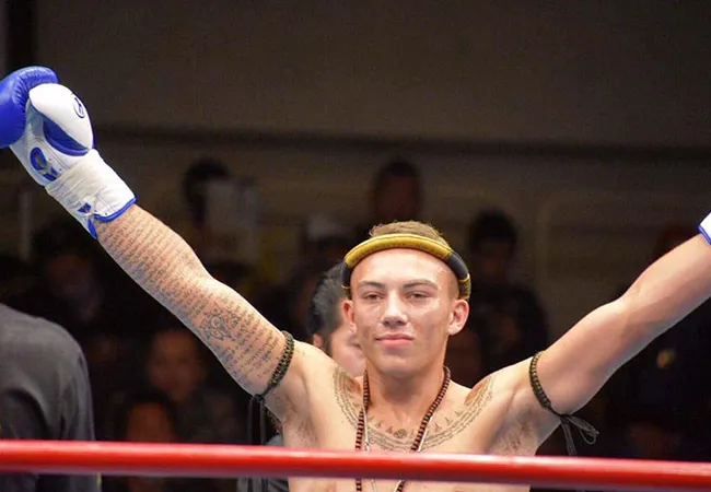 VIDEO: Jonge kickbokser sterft, zweet zichzelf letterlijk dood vóór de wedstrijd!