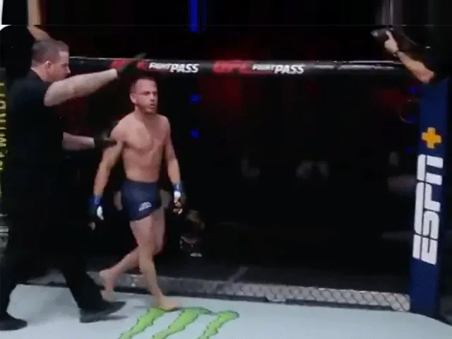 Twitter ontploft na beslissing van UFC-scheidsrechter: 'Het is voorbij'