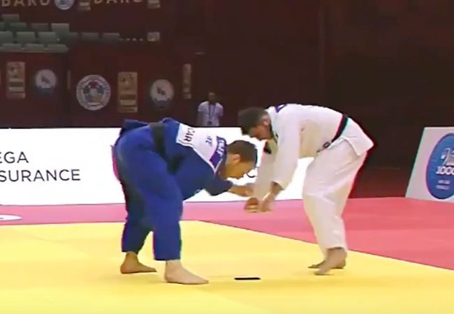 Foutje: Judoka verliest telefoon tijdens wedstrijd (video)