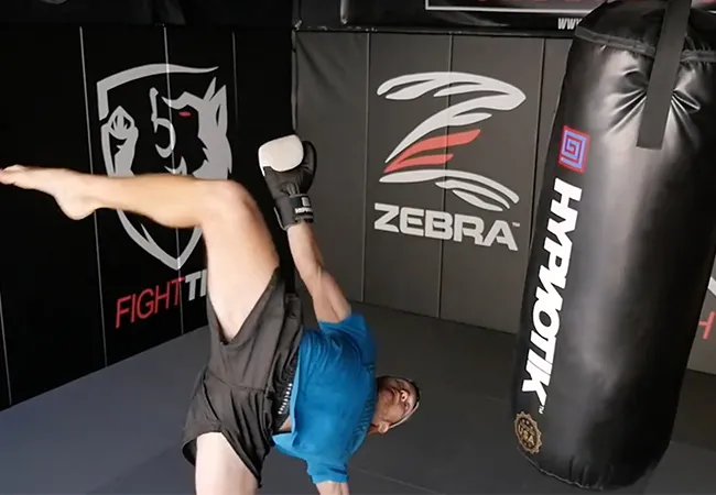 Hoe schop je iemand knockout met de "karrenwiel" techniek!