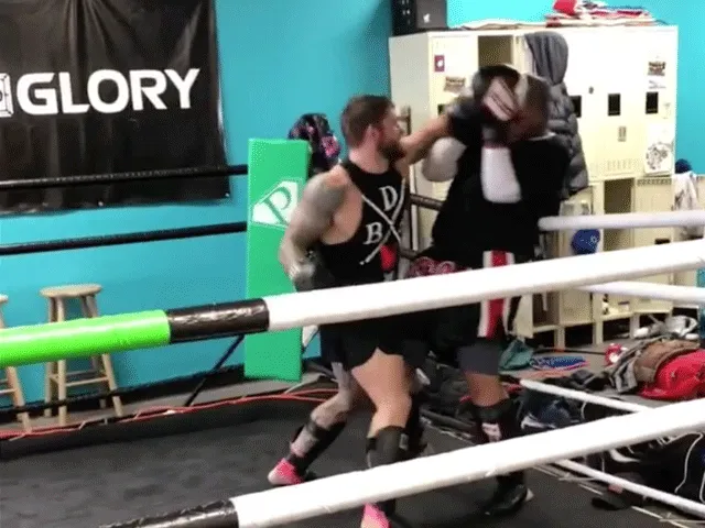 Internetpester krijgt pak slaag van MMA-vechters (video)