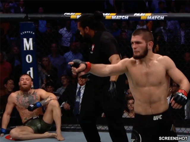 UFC-Kampioen Khabib Nurmagomedov stoot Conor McGregor voor het hoofd