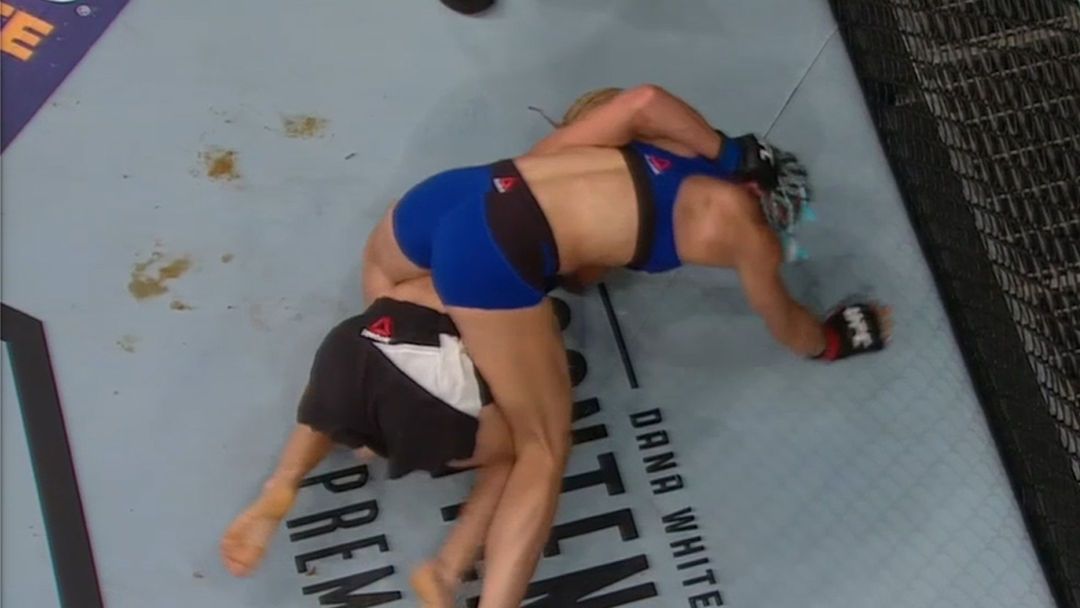 UFC vechtster poept de ring vol en drijft de spot met zichzelf