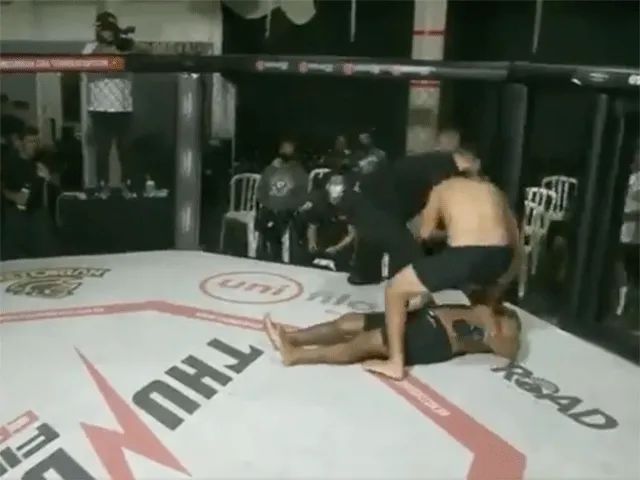 Scheidsrechter geschorst na absurde beslissing tijdens MMA-gevecht