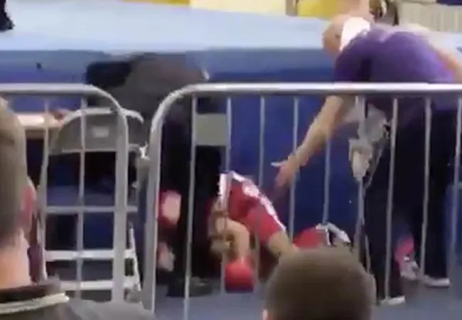 VIDEO: Bokser letterlijk (knock out) de ring uitgeslagen!