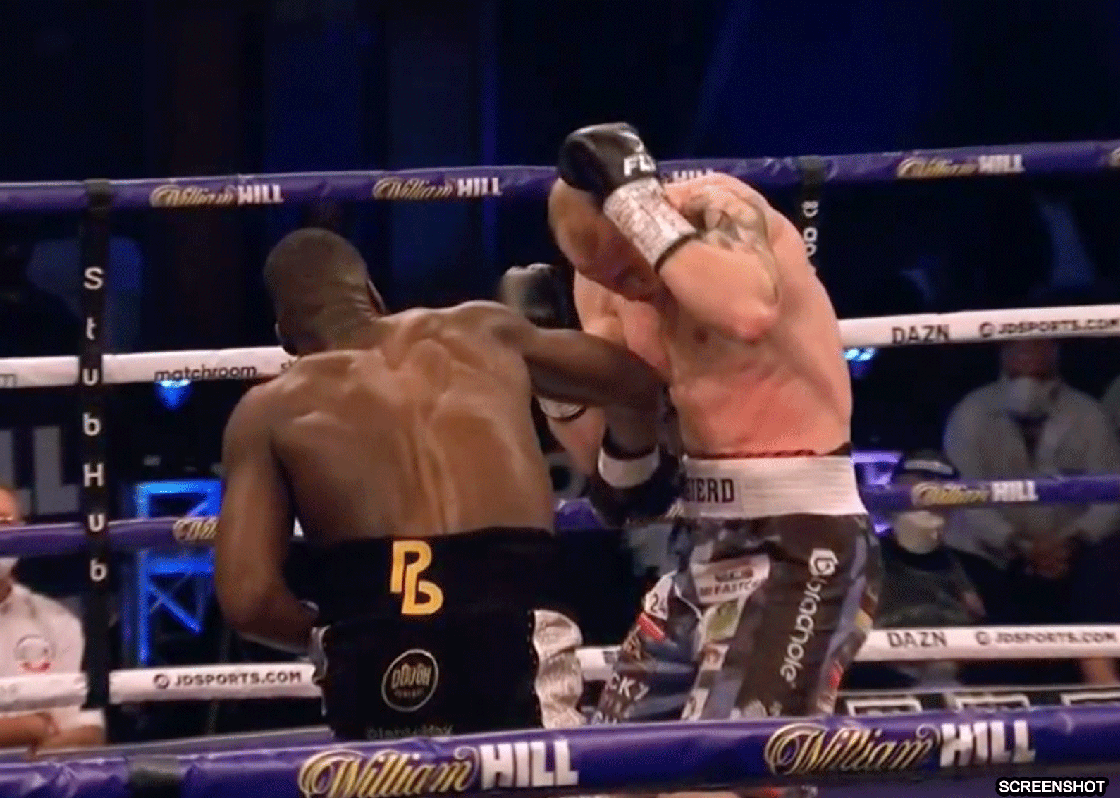 Aangeslagen bokser slingert door de ring (video)