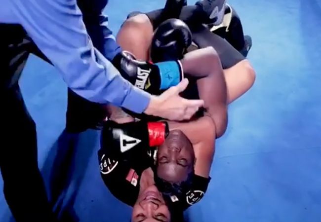 Heftig: 'dames bokswedstrijd eindigt in MMA-gevecht' (video)