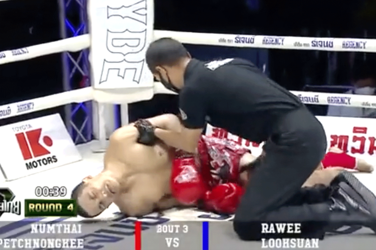 ZIEN! Dodelijke leverkick 'KO' tijdens kickbokswedstrijd in Thailand