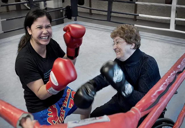 Lilian Djarkasi genomineerd voor Oranje Fonds prijs ivm kickbokslessen dementerende ouderen