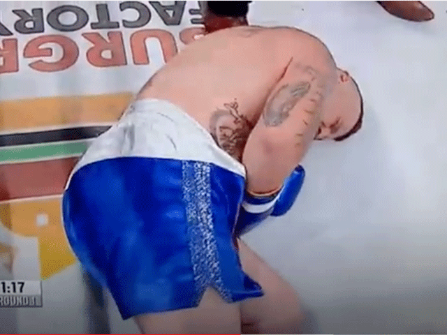 HELP: Kickbokser afgemaakt door superzwaargewicht (video)
