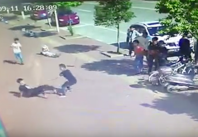 Schokkende Video: Kung Fu vechter op straat aangevallen met hakmessen!
