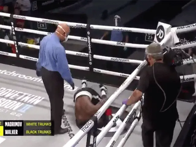 VIDEO: Boksscheidsrechter maakt domste fout ooit