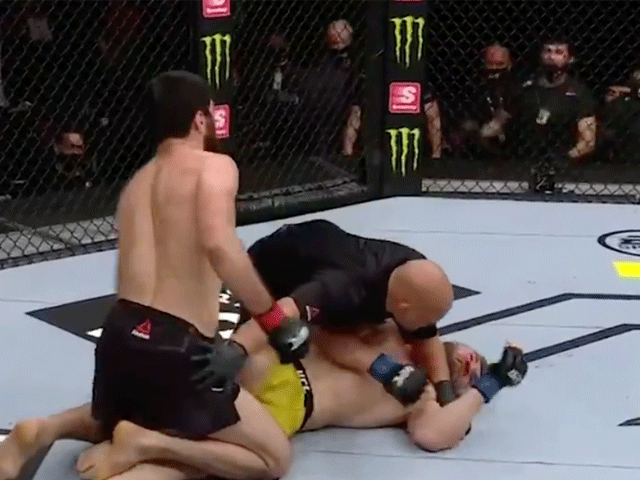 Brute hamervuist knock-out zaterdag tijdens UFC 254 (video)