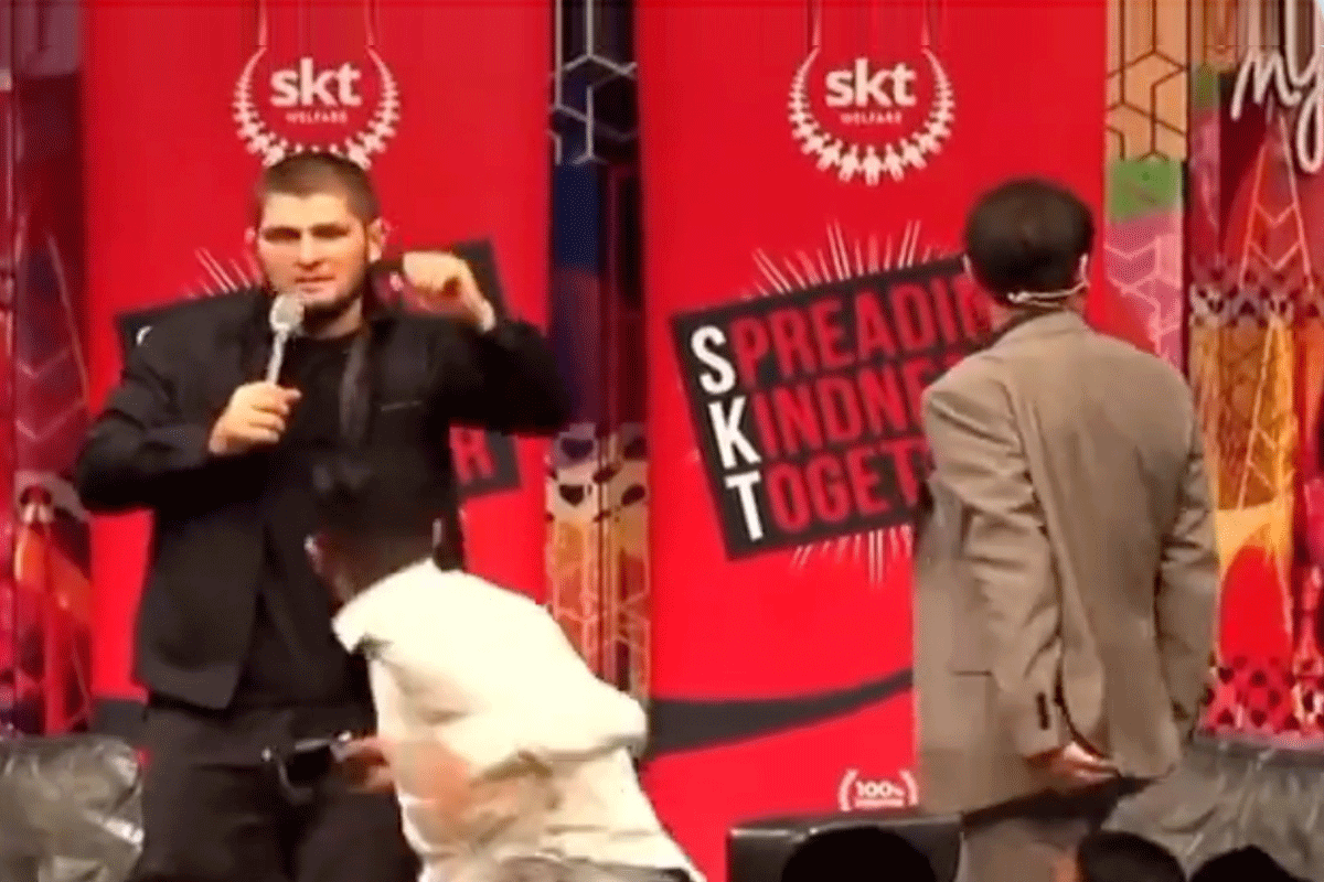 Aanval op UFC-ster Khabib! Man van podium gesmeten