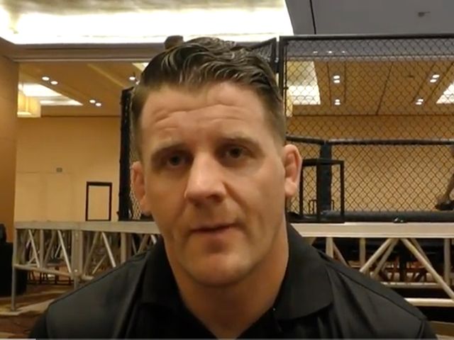 UFC scheidsrechter biedt zijn publiekelijke excuses aan