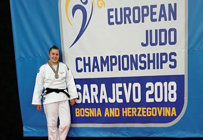 Judoka Marit Kamps verslaat tegenstander van 165 kilo en pakt zilver in Sarajevo