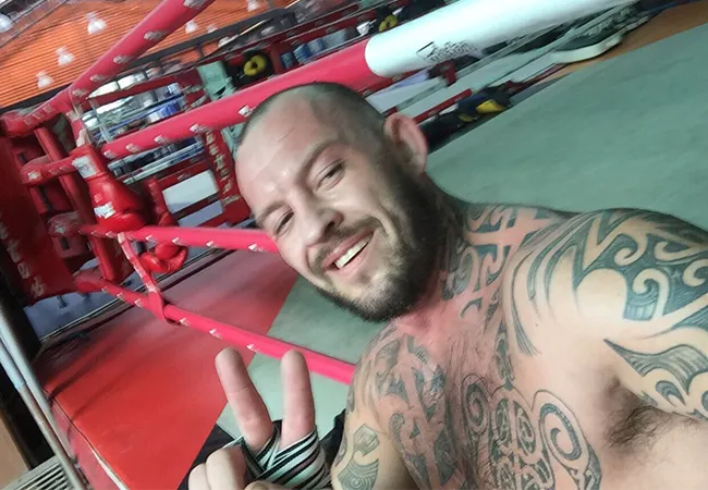 MMA vechter Mark Godbeer start training bij Fairtex Training Center