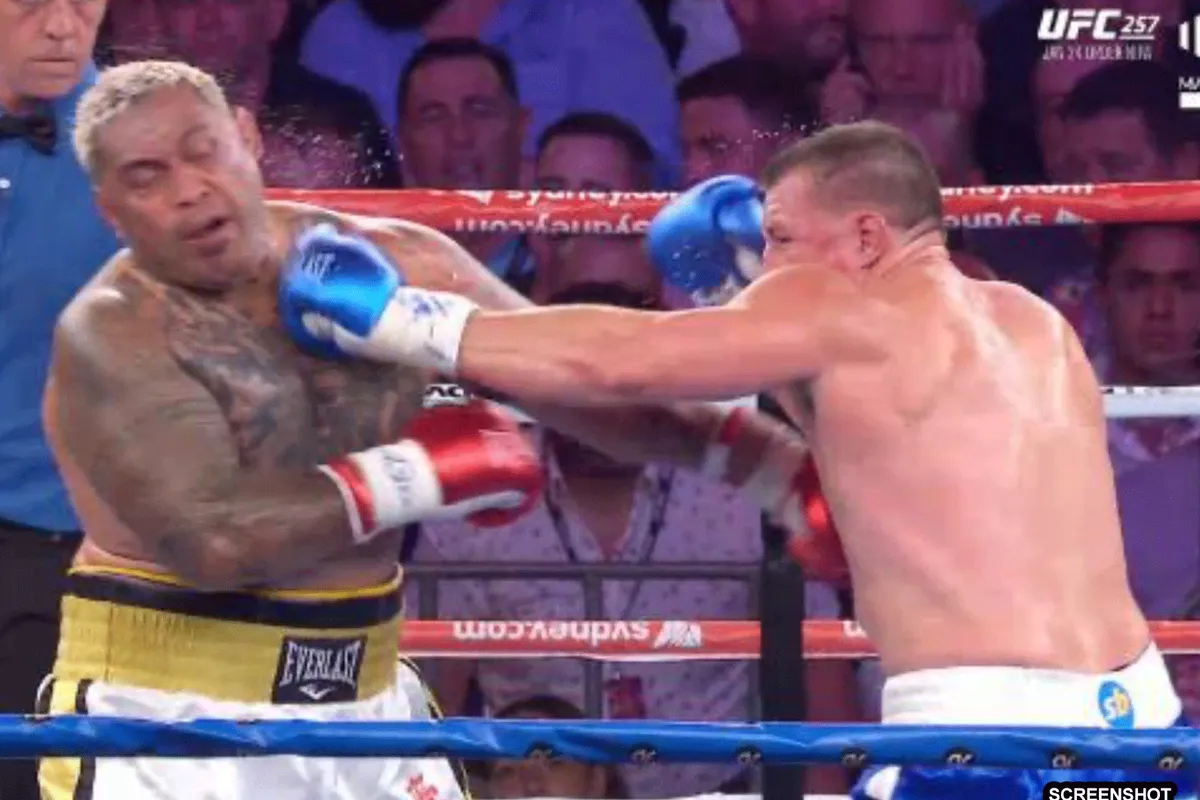 Kickbokslegende krijgt stevig pak slaag van rugbyspeler in verhitte bokswedstrijd