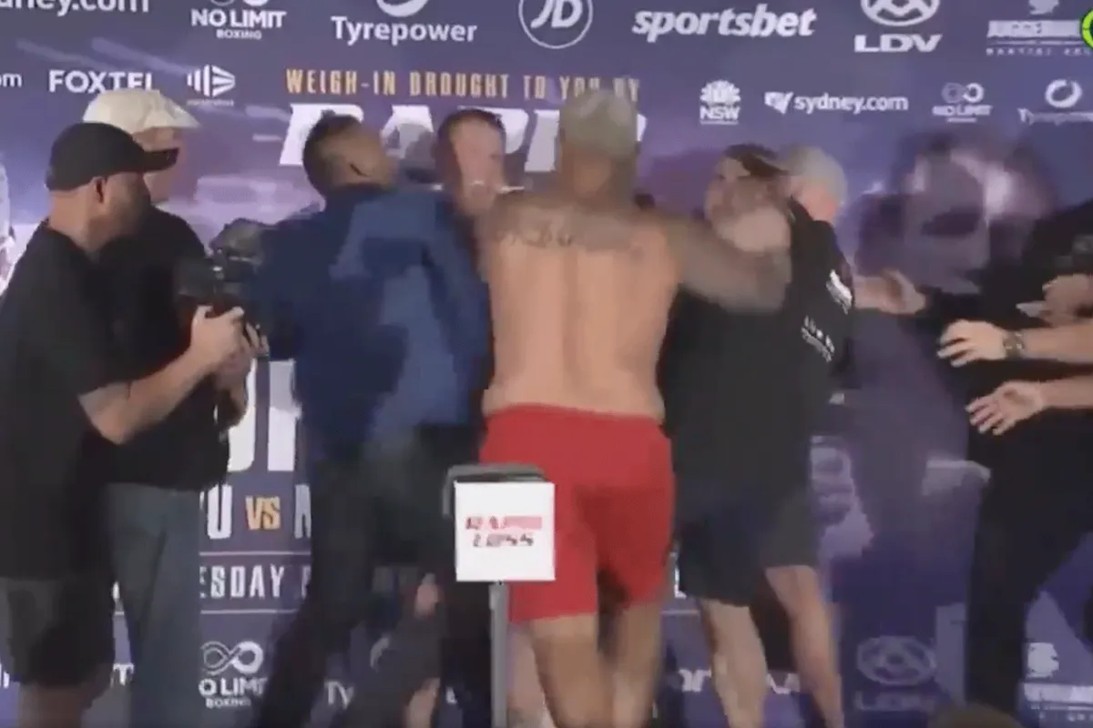 Kickbokslegende slaat er op los bij staredown voor bokswedstrijd (video)