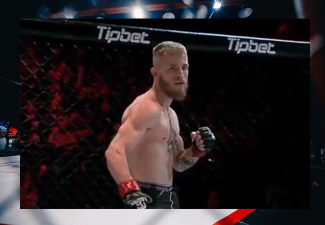 Dubbelganger Conor McGregor ramt er flink op los tijdens Duitse MMA-show (video)