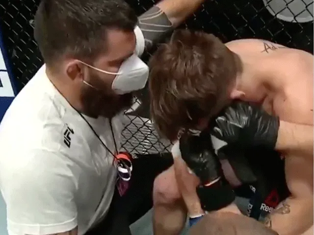 ? 'IK WIL NIET MEER': UFC vechter gedwongen om door te knokken