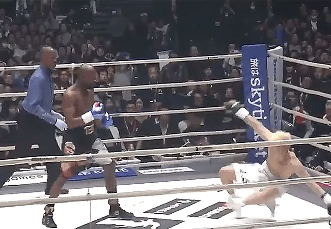 Mayweather vernietigt Tenshin: team gooit handdoek in de ring (video)