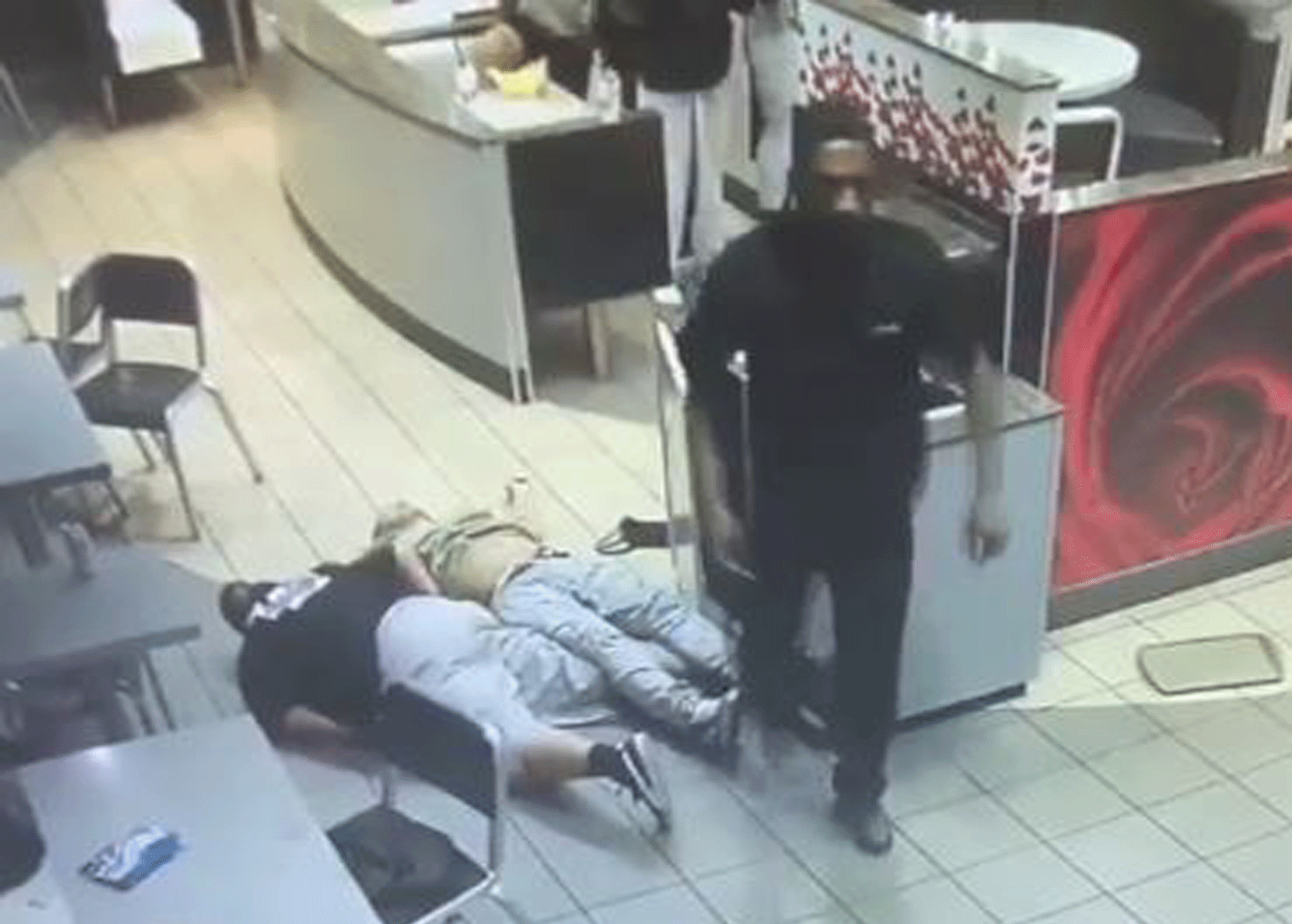 McDonald's beveiliger gebruikt MMA en slaat 3 gasten knock-out (video)