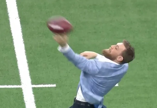 Conor McGregor belachelijk gemaakt om hopeloze American Football actie