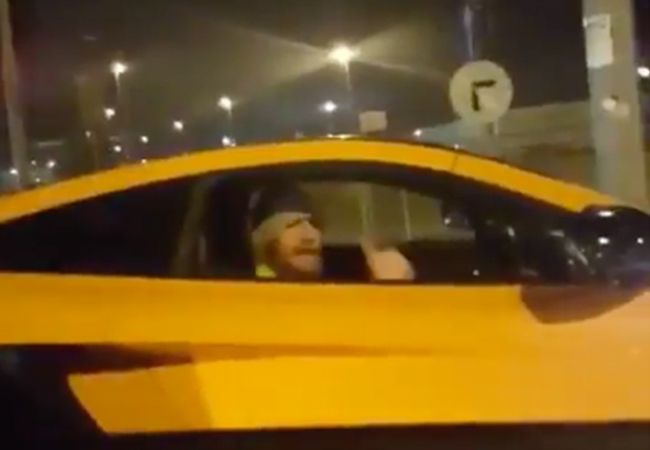 VIDEO: Connor McGregor houdt straat race met fans