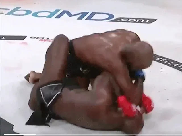 KOPPIJN: Amerikaan Corey Anderson sloopt Melvin Manhoef