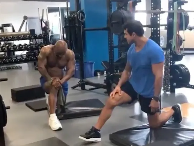 TOCH MMA-GEVECHT? Mike Tyson traint met MMA-legende