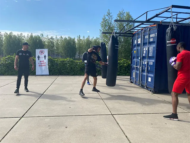 ? | TRAINER BADR HARI GEEFT KICKBOKSLES OP STRAAT: 'We moeten iets'