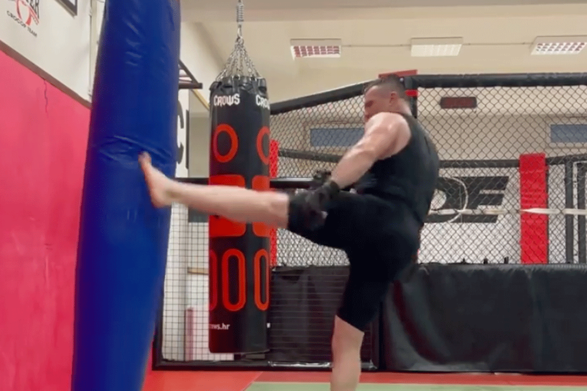 ? DODELIJK! Cro Cop (46) heeft het nog steeds