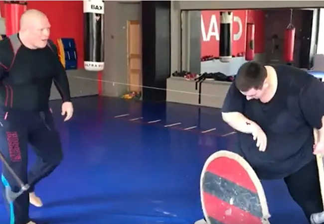 Bijl aanval: MMA-vechter hakt gat in trainingspartner (video)